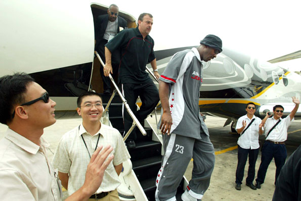 包含尤文图斯训练开放日，清晨手感冰凉引欢呼，NBA季后赛在即，临场指挥获称赞的词条